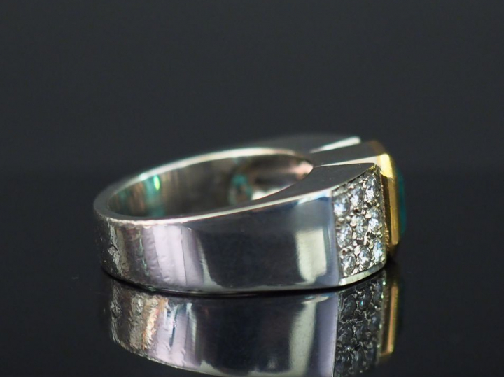 Bague en or blanc et or jaune, sertie en son centre d’une émeraude épa