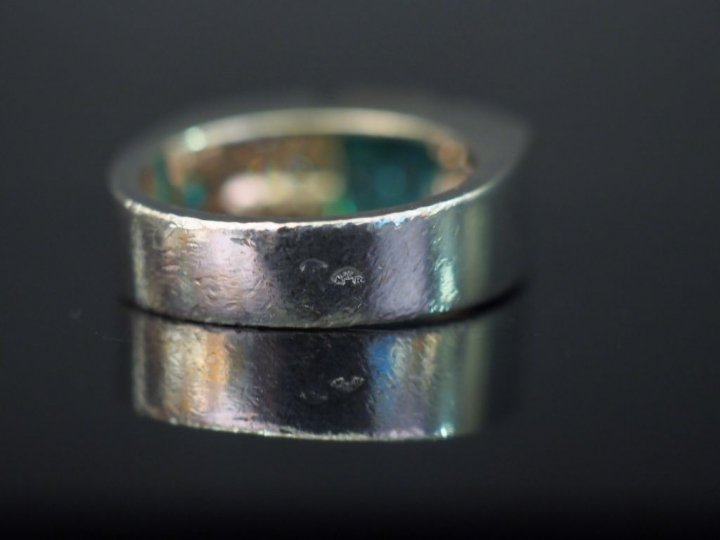 Bague en or blanc et or jaune, sertie en son centre d’une émeraude épa