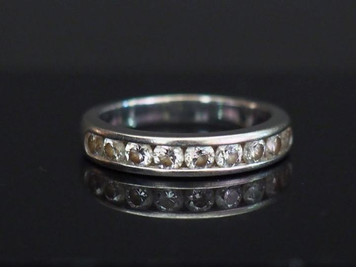 Demi alliance américaine en or blanc, sertie d'une ligne de neuf diama