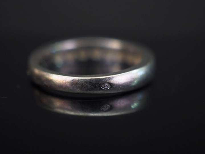 Demi alliance américaine en or blanc, sertie d'une ligne de neuf diama