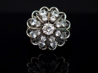 Vente aux enchères Bague dôme en or blanc, sertie en son centre d'un diamant taille ancie