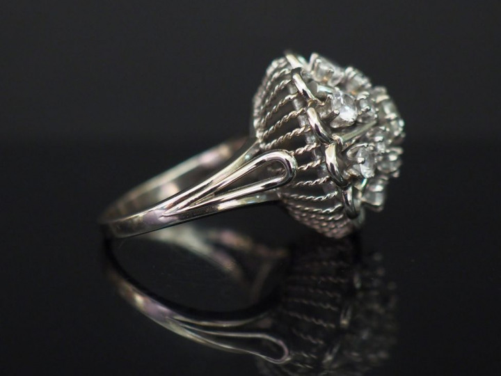 Bague dôme en or blanc, sertie en son centre d'un diamant taille ancie