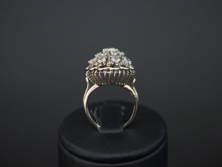 Bague dôme en or blanc, sertie en son centre d'un diamant taille ancie