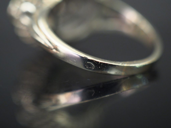 Bague dôme en or blanc, sertie en son centre d'un diamant taille ancie