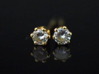 Vente aux enchères Paire de puces d’oreilles en or jaune, serties d’un petit diamant. Poi