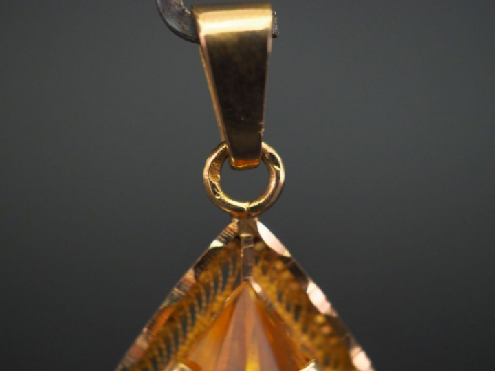 	Pendentif en forme de goutte en or jaune, serti d’un quartz.  Jolie m