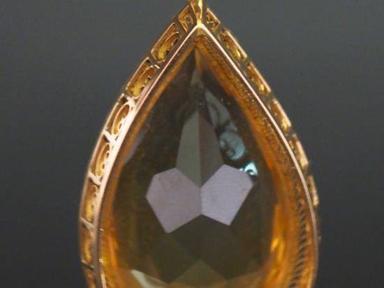 	Pendentif en forme de goutte en or jaune, serti d’un quartz.  Jolie m