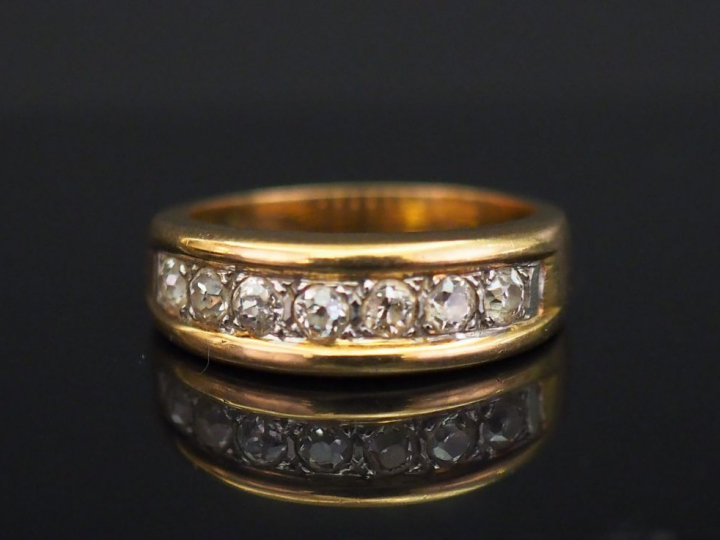 Demi alliance américaine en or jaune, sertie d’une ligne de sept diama