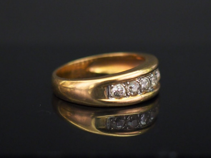 Demi alliance américaine en or jaune, sertie d’une ligne de sept diama