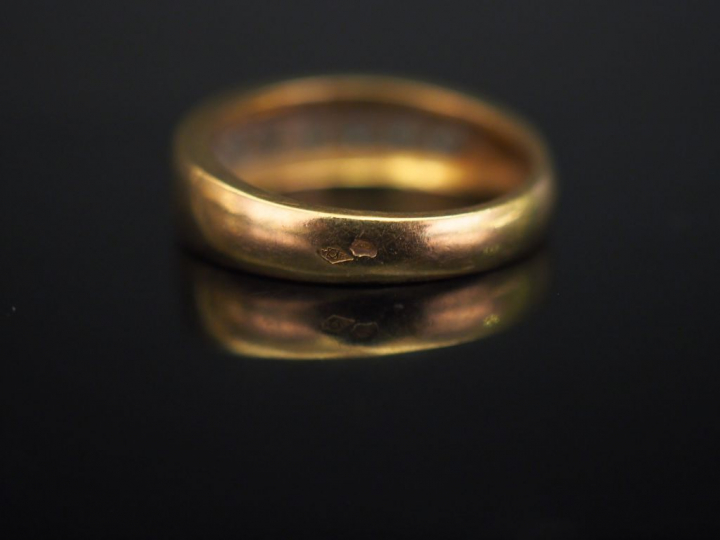 Demi alliance américaine en or jaune, sertie d’une ligne de sept diama