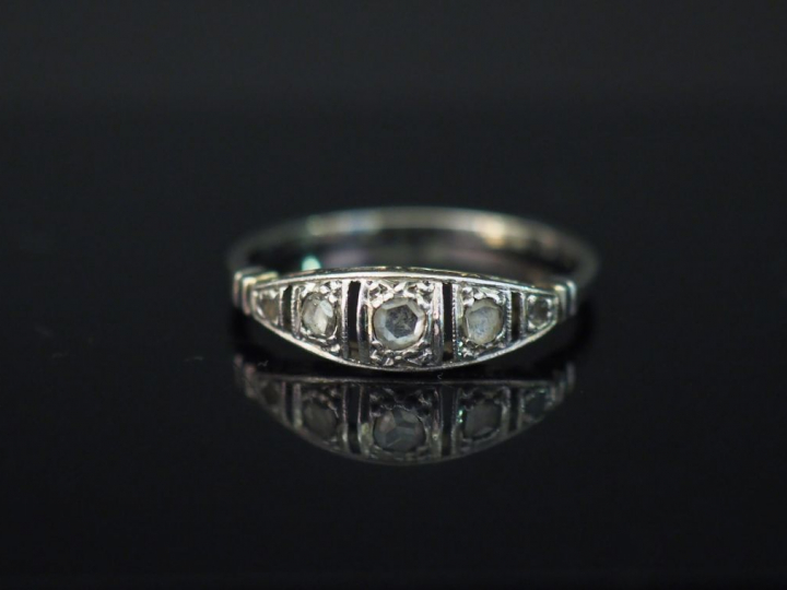 Bague de style Art déco en platine et or blanc, sertie de cinq petits 