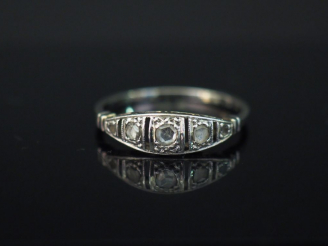 Vente aux enchères Bague de style Art déco en platine et or blanc, sertie de cinq petits 