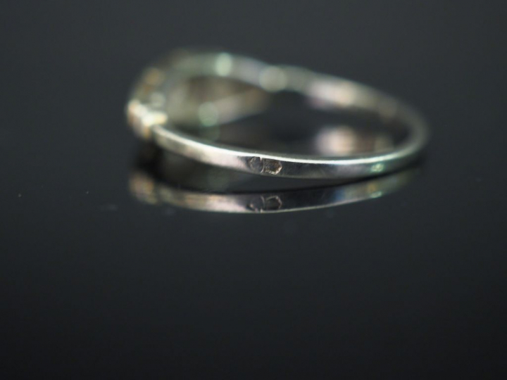 Bague de style Art déco en platine et or blanc, sertie de cinq petits 