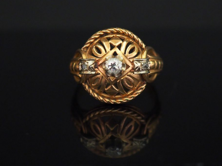 Bague 1900 en or jaune, sertie en son centre d’un petit diamant de 0,1