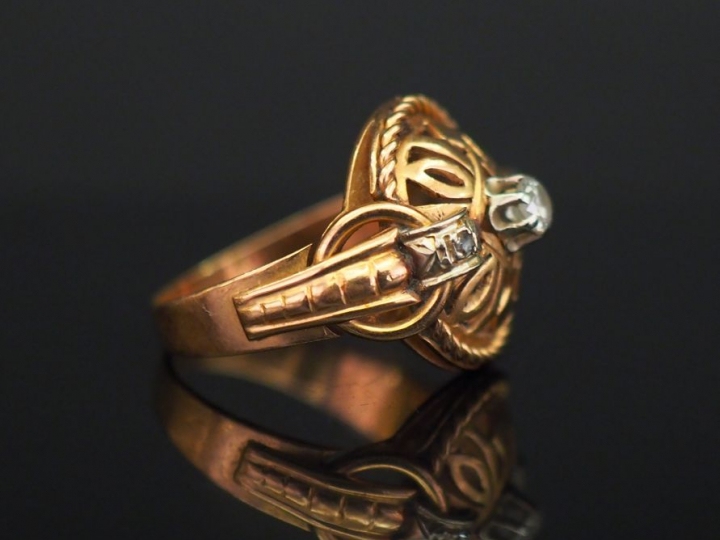 Bague 1900 en or jaune, sertie en son centre d’un petit diamant de 0,1