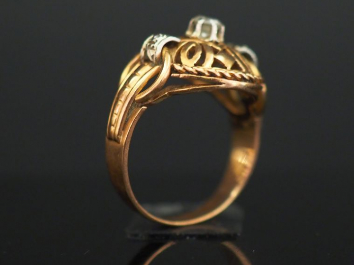 Bague 1900 en or jaune, sertie en son centre d’un petit diamant de 0,1