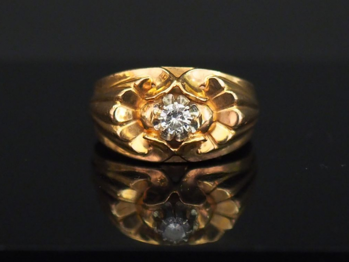 Bague de style 1940 en or jaune, sertie en son centre d’une petit diam