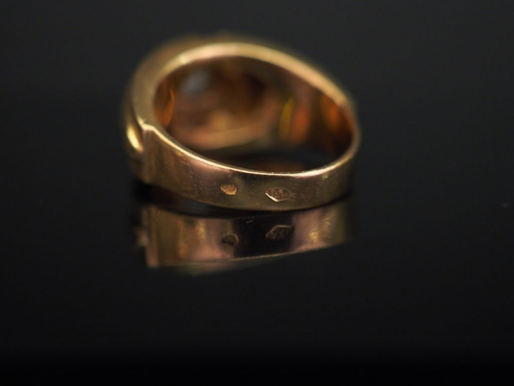 Bague de style 1940 en or jaune, sertie en son centre d’une petit diam