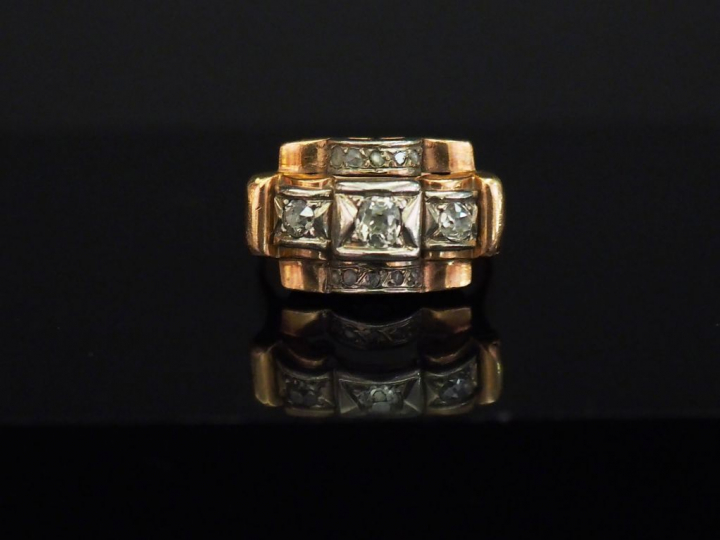 Bague tank en or jaune, sertie de diamants taillés en rose. TDD. 54 Po