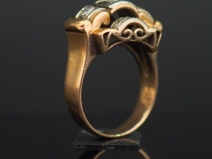 Bague tank en or jaune, sertie de diamants taillés en rose. TDD. 54 Po