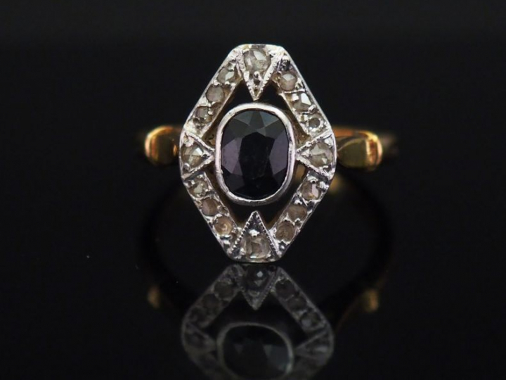 Bague de forme octogonale en or jaune, sertie en son centre d’une pier