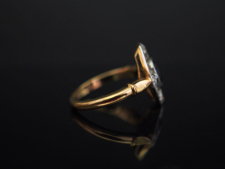 Bague de forme octogonale en or jaune, sertie en son centre d’une pier