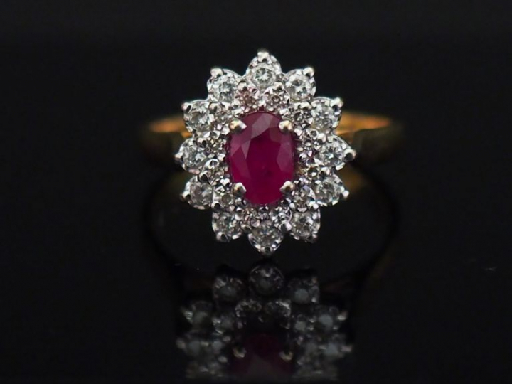 	Bague marguerite en or jaune, sertie en son centre d’un rubis entouré