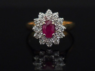 Vente aux enchères 	Bague marguerite en or jaune, sertie en son centre d’un rubis entouré