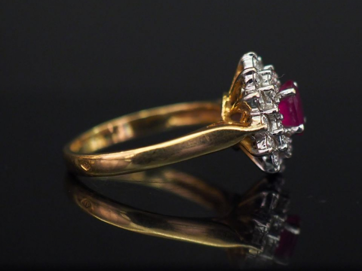 	Bague marguerite en or jaune, sertie en son centre d’un rubis entouré