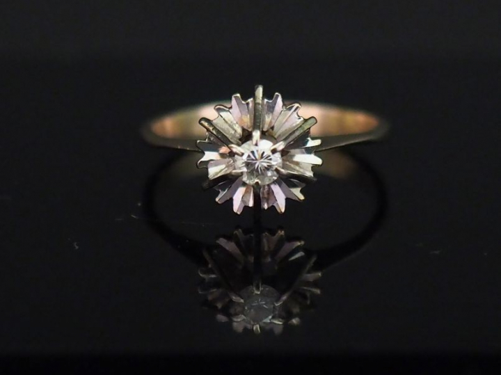 Bague en or blanc, sertie en son centre d’un petit diamant solitaire d