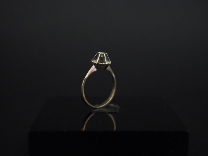 Bague en or blanc, sertie en son centre d’un petit diamant solitaire d
