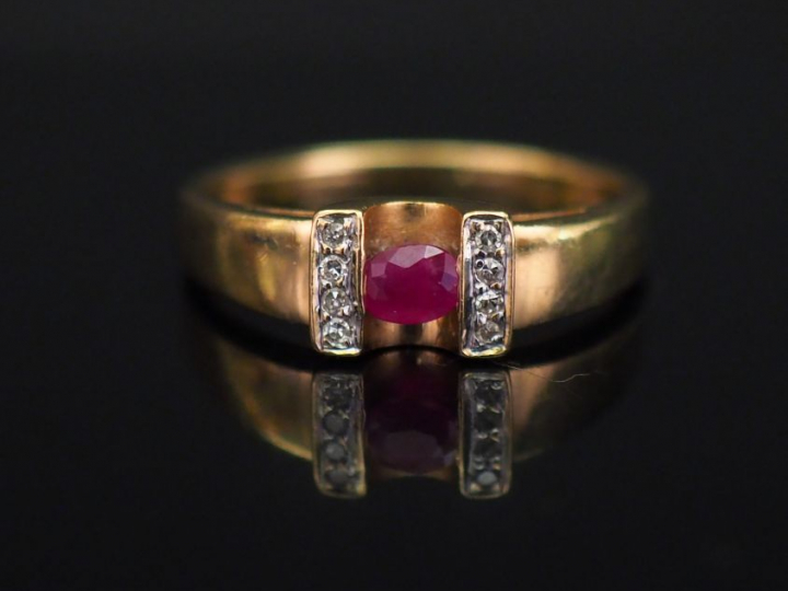 Bague moderne en or jaune, sertie en son centre d’une pierre rouge épa