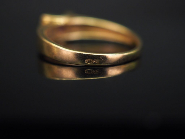 Bague moderne en or jaune, sertie en son centre d’une pierre rouge épa