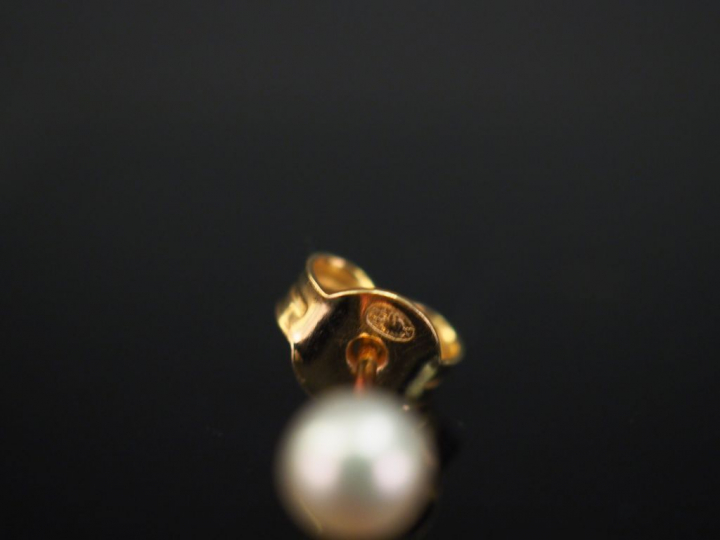 Parure en or jaune et perle. Comprenant :  - une bague  TDD. 51 1/2 - 