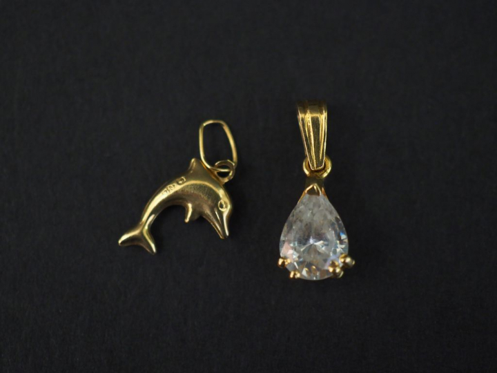 Ensemble comprenant :  - un petit pendentif en or jaune en forme de da