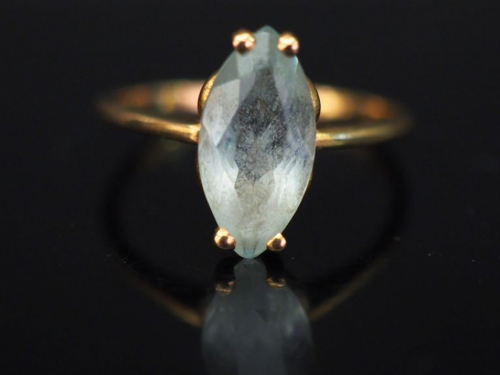 Petite bague en or jaune, sertie d'une pierre bleue ciel. TDD. 51 1/2 