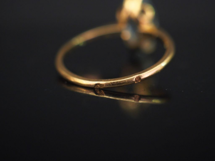Petite bague en or jaune, sertie d'une pierre bleue ciel. TDD. 51 1/2 