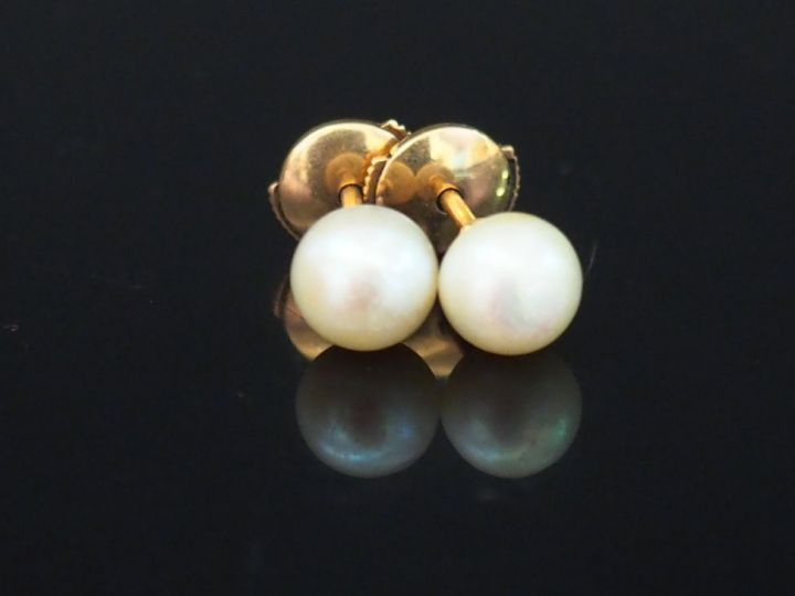Paire de perces oreilles en or jaune et perle. Poids tel. 2 g