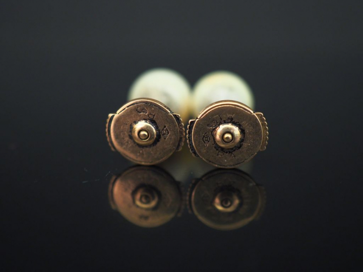 Paire de perces oreilles en or jaune et perle. Poids tel. 2 g