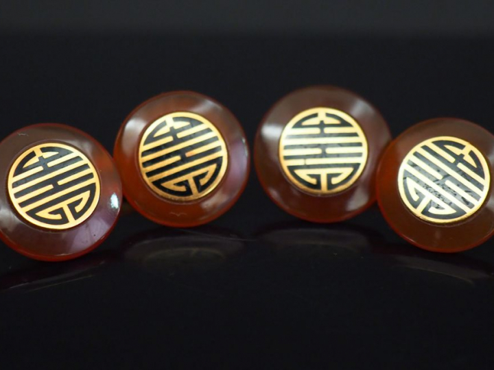 Paire de boutons de manchettes en or jaune et composition. Poids tel. 