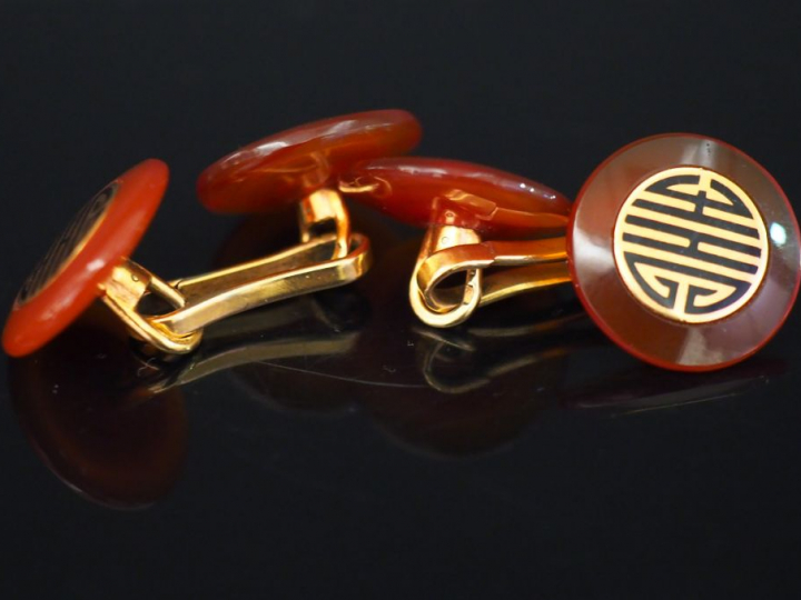 Paire de boutons de manchettes en or jaune et composition. Poids tel. 