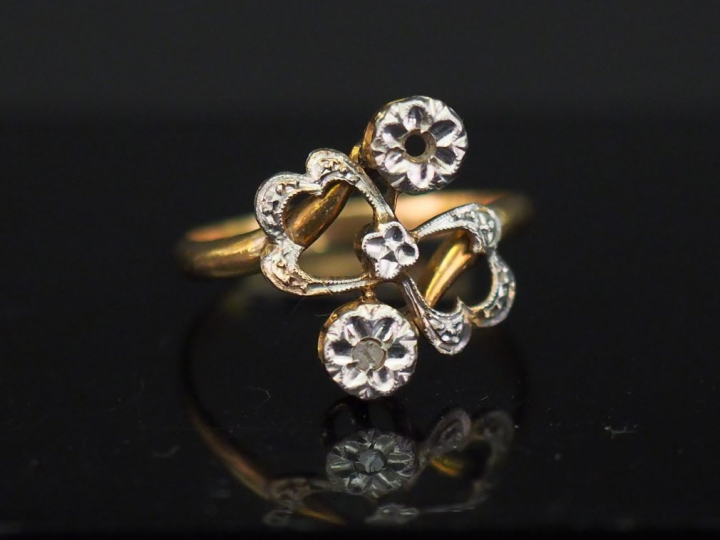 	Bague Toi Moi en or jaune, sertie d’un petit éclat de diamant. TDD. 5