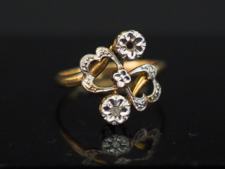 Vente aux enchères 	Bague Toi Moi en or jaune, sertie d’un petit éclat de diamant. TDD. 5