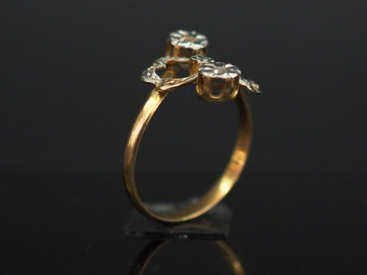 	Bague Toi Moi en or jaune, sertie d’un petit éclat de diamant. TDD. 5