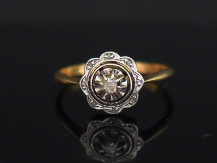 Bague en or jaune en forme de fleur, sertie en son centre d’une petit 