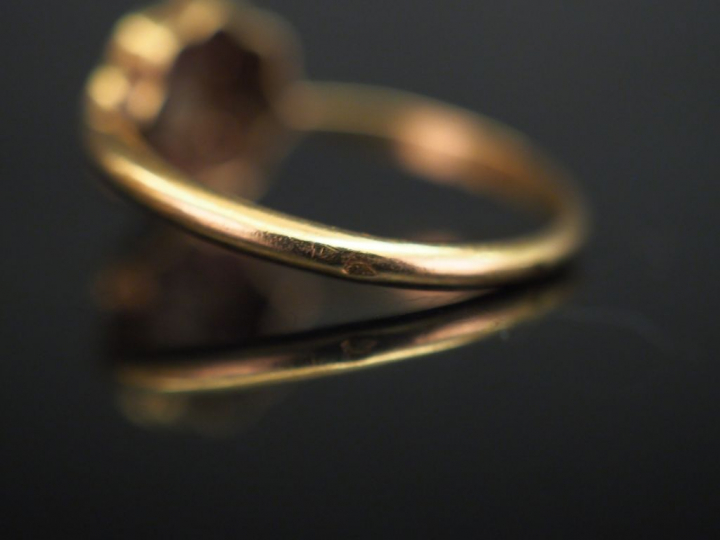 Bague en or jaune en forme de fleur, sertie en son centre d’une petit 