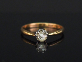 Vente aux enchères 	Bague en or jaune, sertie en son centre d’un diamant solitaire taillé