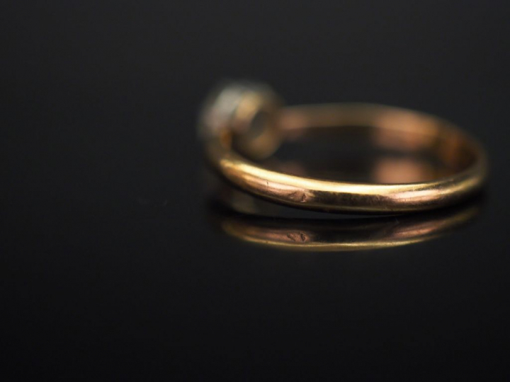 	Bague en or jaune, sertie en son centre d’un diamant solitaire taillé