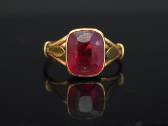 Vente aux enchères Bague en or jaune, sertie en son centre d’une pierre rouge. TDD. 52 Po