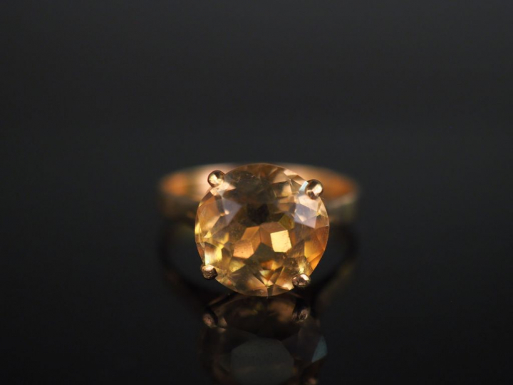 Bague en or jaune, sertie en son centre d’un quartz. TDD. 54 1/2 Poids
